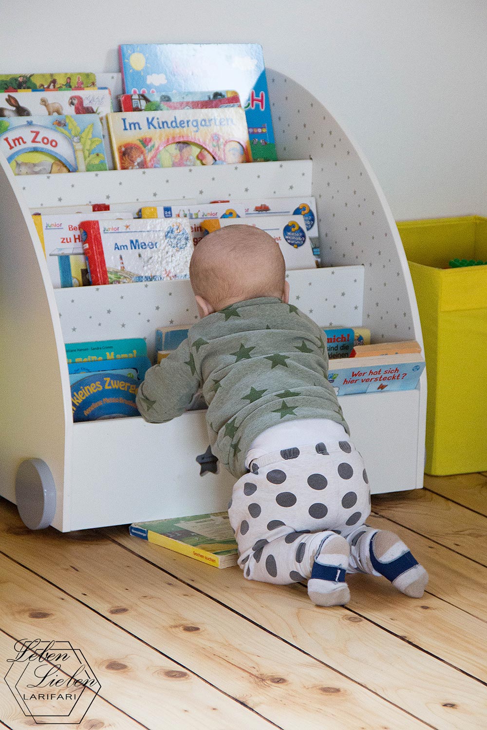 Baby zieht sich hoch - #WIB
