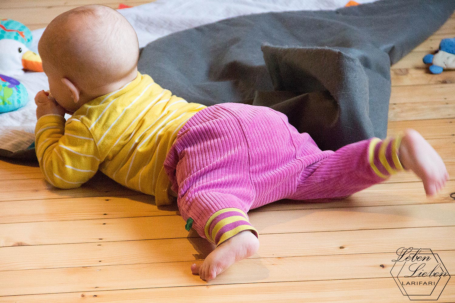 Baby kraxelt abends noch herum - #WIB
