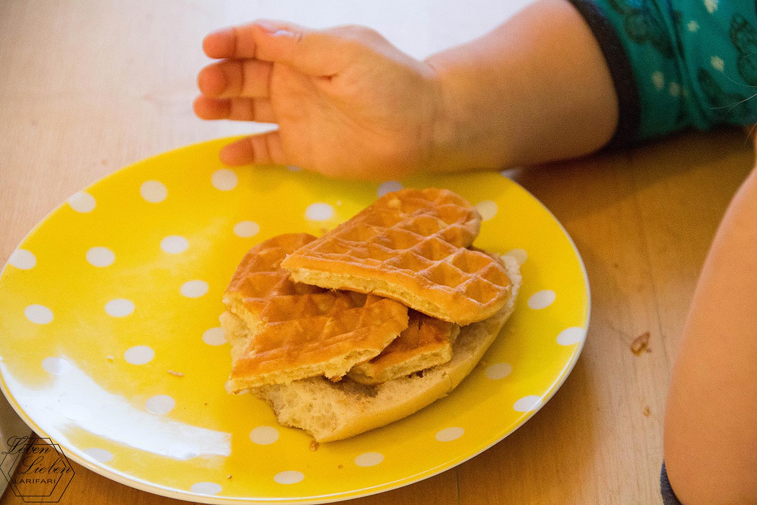 Brötchen mit Waffeln belegt