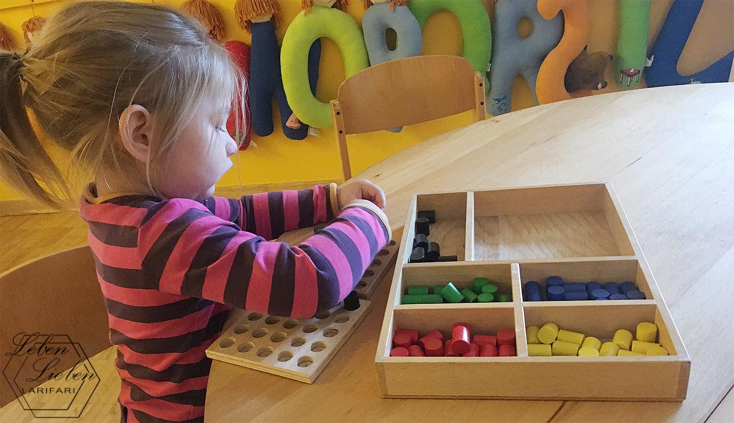 Eingewöhnung Woche 2 – Lotte spielt ein Steckspiel Eingewöhnung Woche 2 - Lotte spielt ein Steckspiel