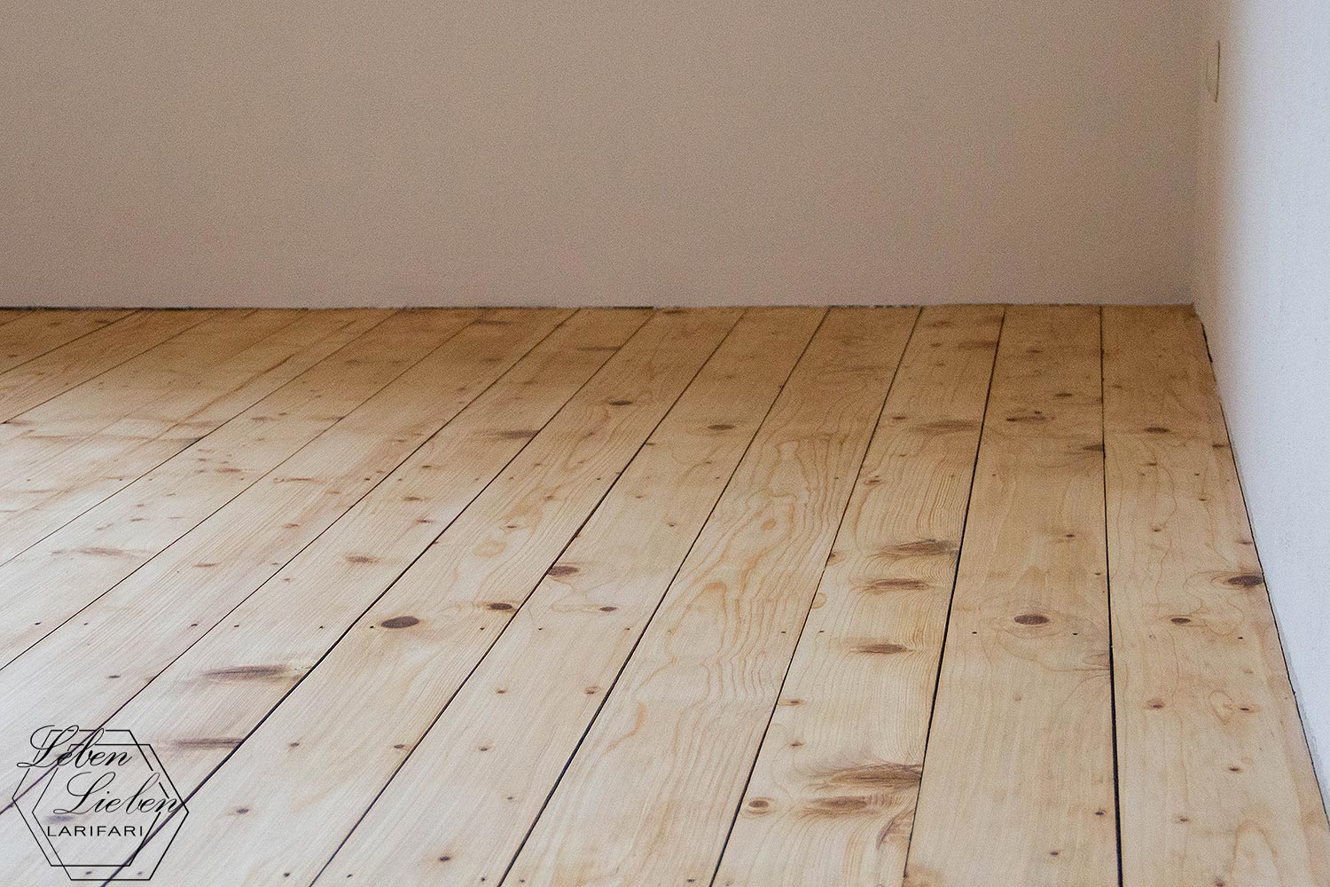Die 2. Ölung im Wohnzimmer ist getrocknet Die 2. Ölung im Wohnzimmer ist getrocknet