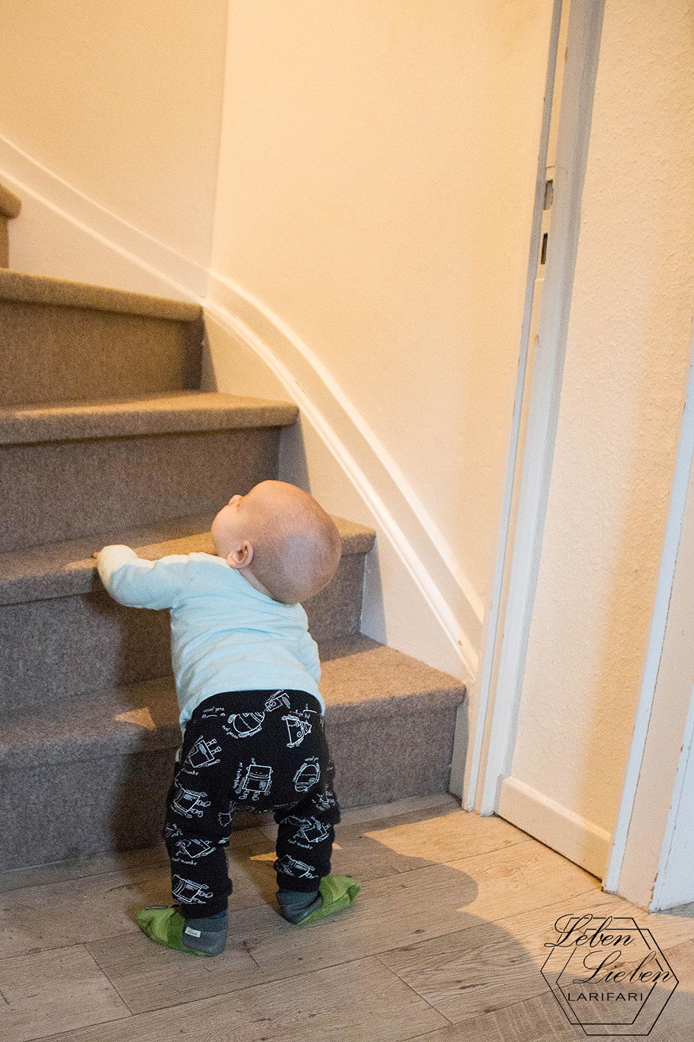 #WIB – 8 Monate Baby steht #WIB - 8 Monate Baby steht