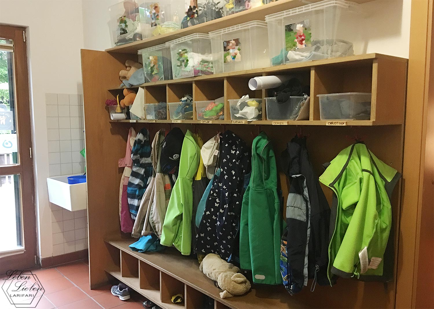 Garderobe im Kinderhaus – Eingewöhnung abgeschlossen Garderobe im Kinderhaus - Eingewöhnung abgeschlossen