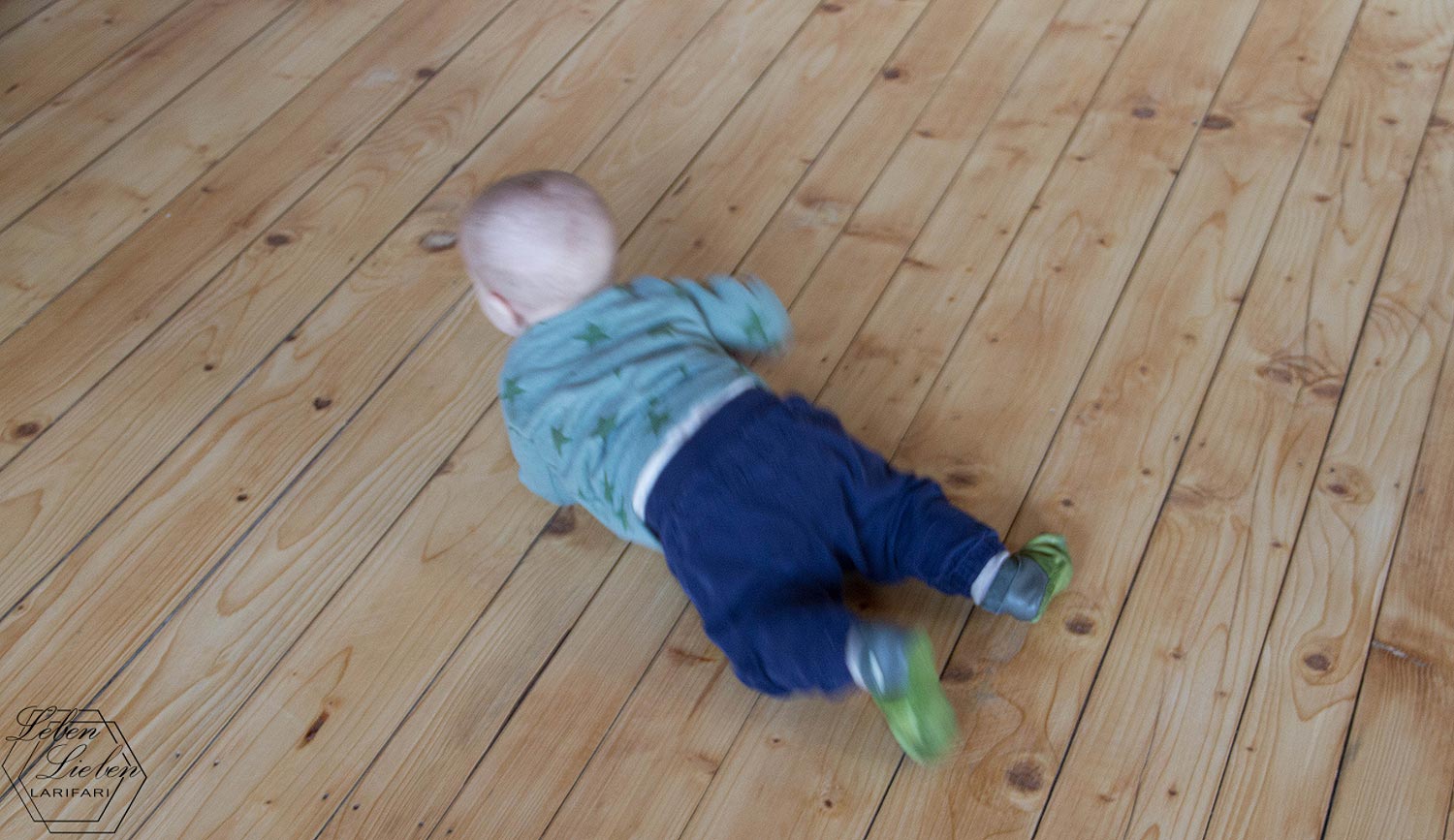 Jona robbt durch das Wohnzimmer Jona robbt durch das Wohnzimmer