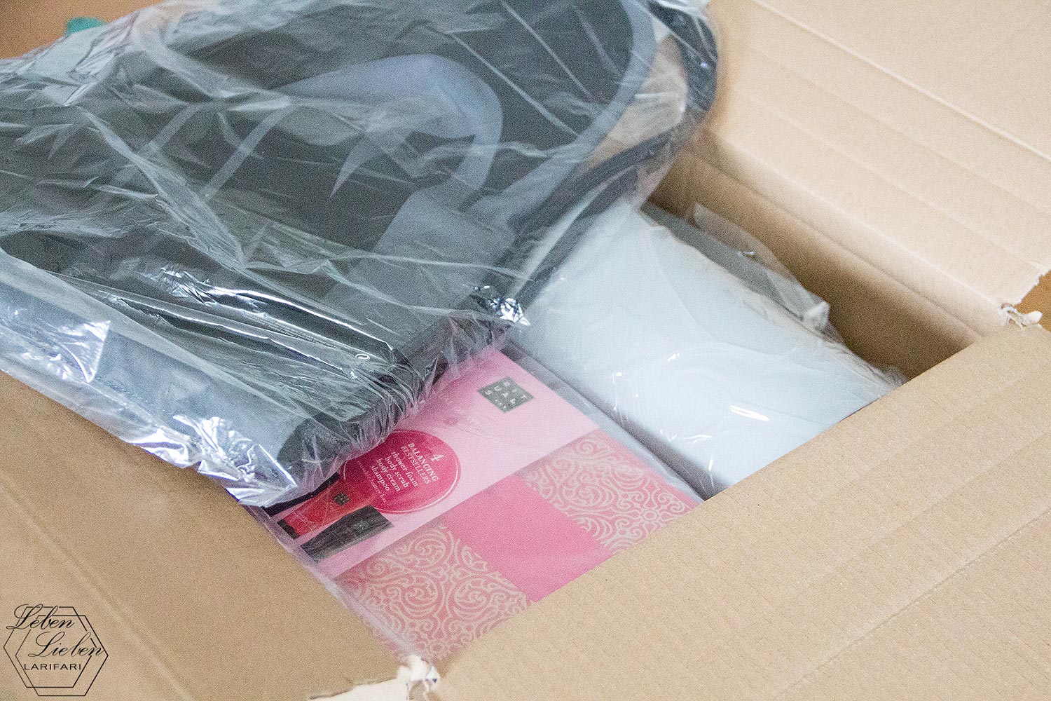 der Postbote brachte Utensilien für das Gewinnspiel der Postbote brachte Utensilien für das Gewinnspiel
