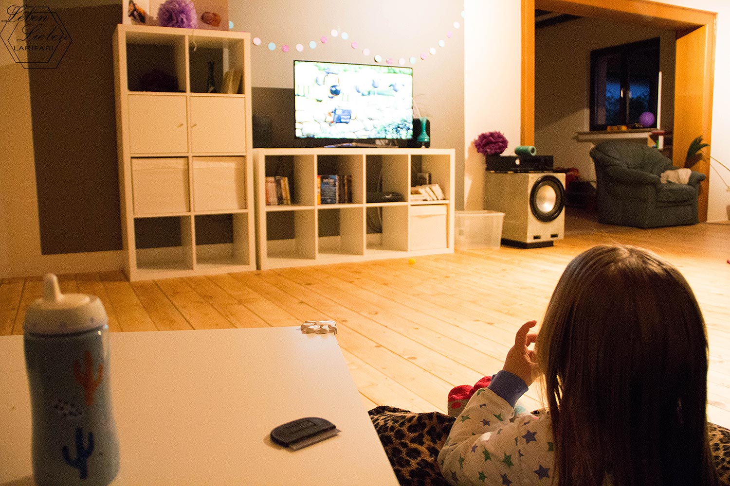 Läuse auskämmen, fernsehen und dabei Abendessen Läuse auskämmen, fernsehen und dabei Abendessen