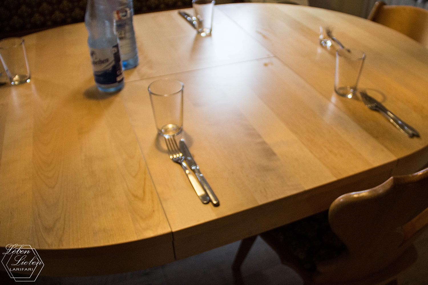 Lotte hat den Tisch gedeckt Lotte hat den Tisch gedeckt