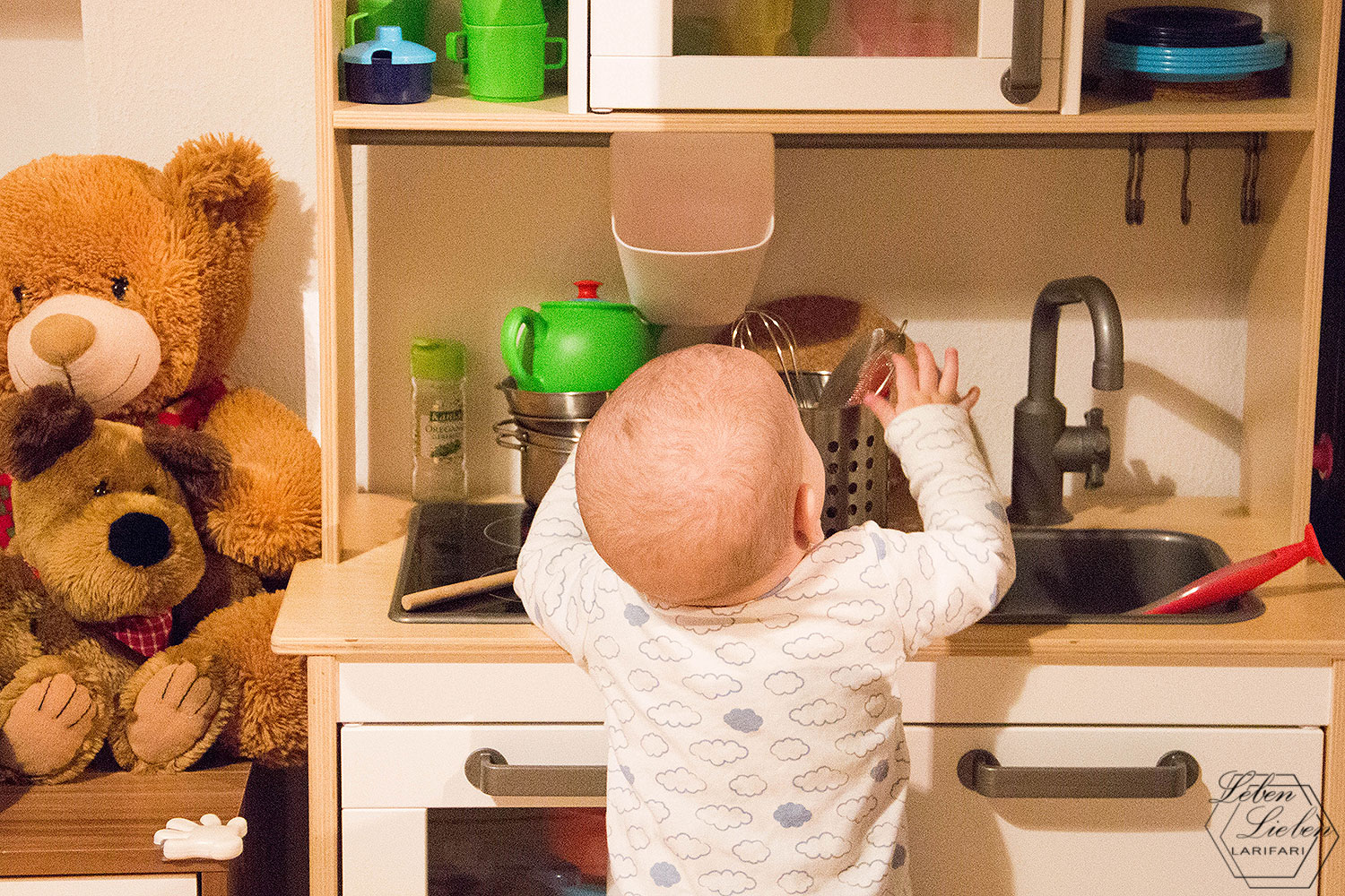 Jona spielt an der Kinderküche Jona spielt an der Kinderküche