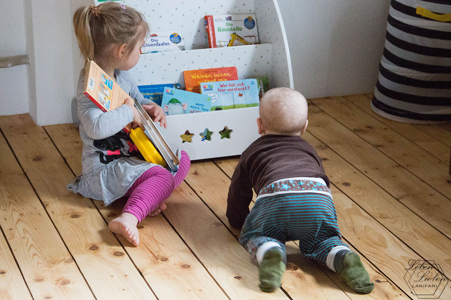 Lotte schützt ihre Bücher vor Jona
