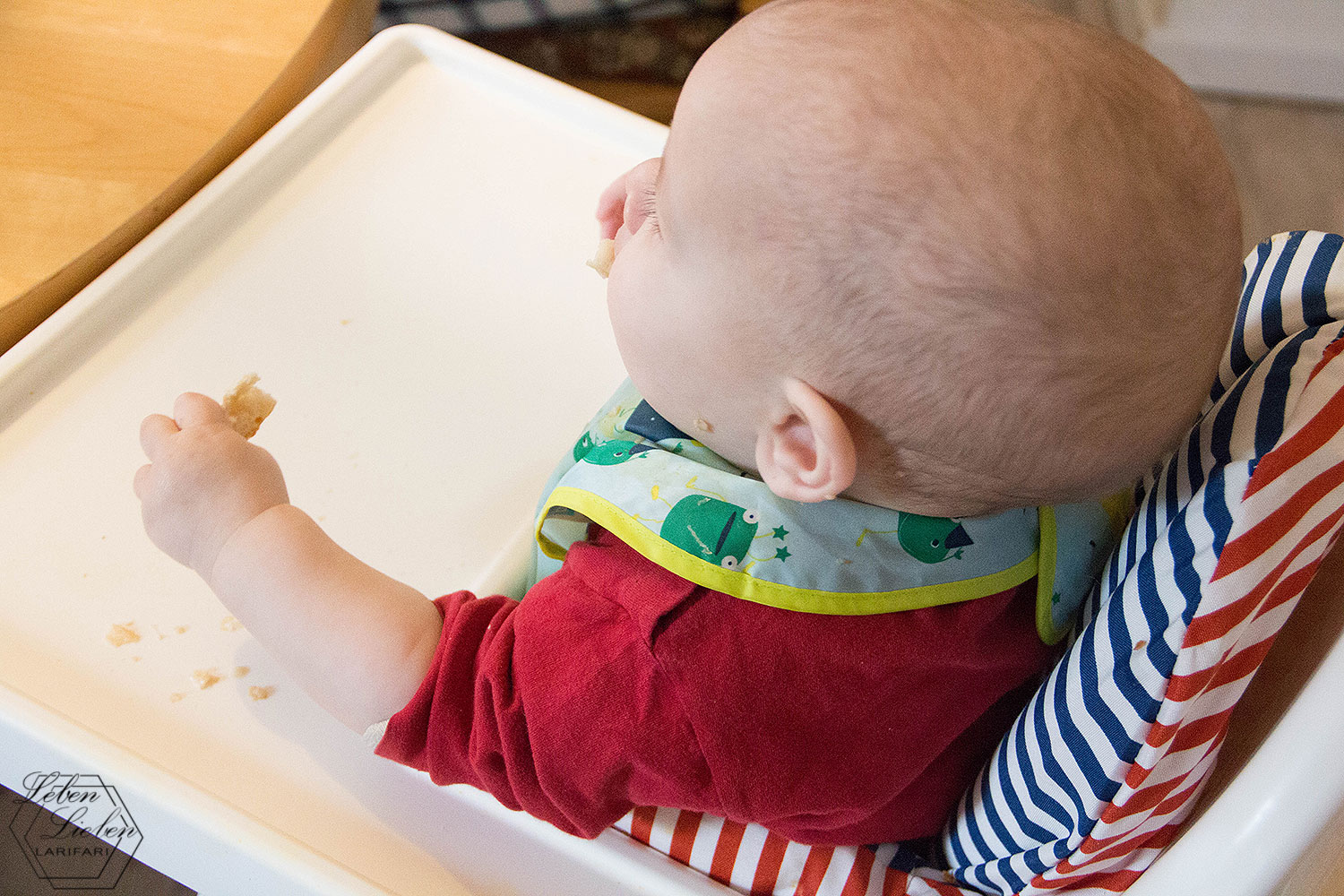Baby isst Brötchen