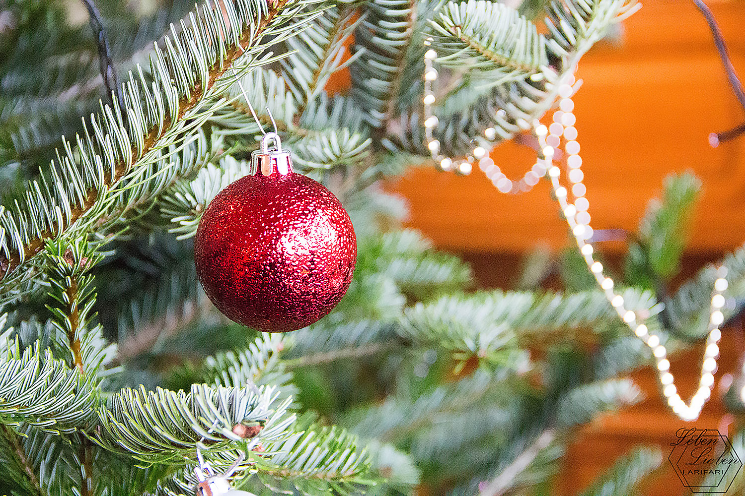 Weihnachtsbaum ist geschmückt