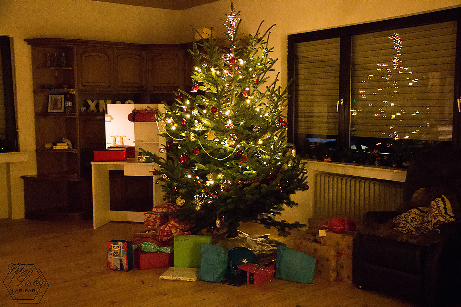 Weihnachtsbaum mit den Geschenken