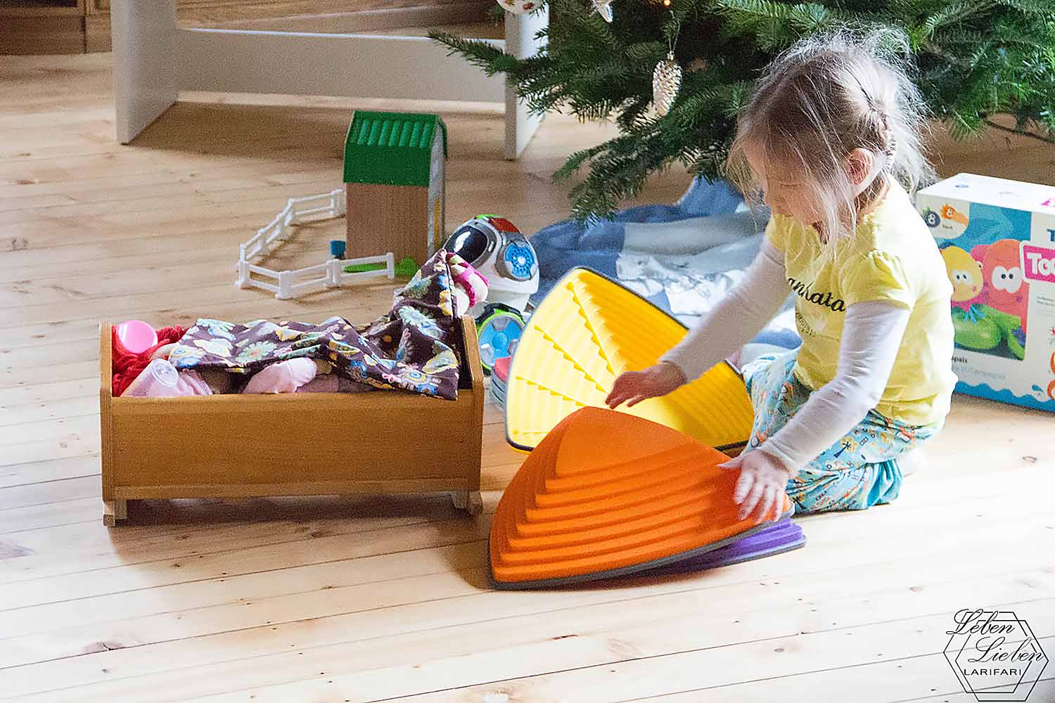 Lotte spielt mit den Flusssteinen