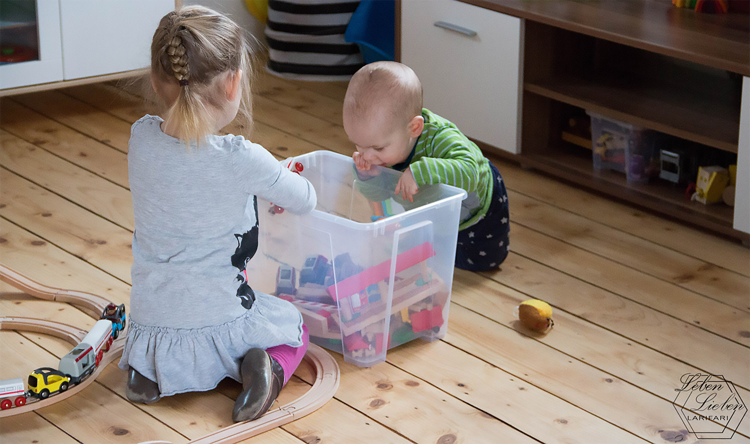 Geschwisterplüsch – Jona und Lotte spielen zusammen Geschwisterplüsch - Jona und Lotte spielen zusammen