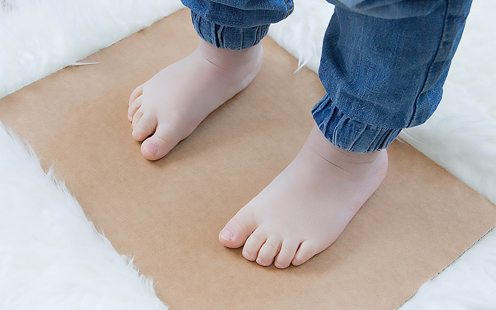 Füße auf die Pappe stellen Füße auf die Pappe stellen