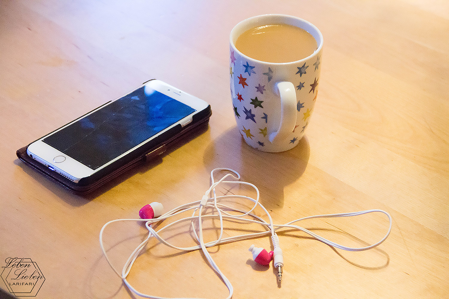 Kaffee und Hörbuch am Morgen