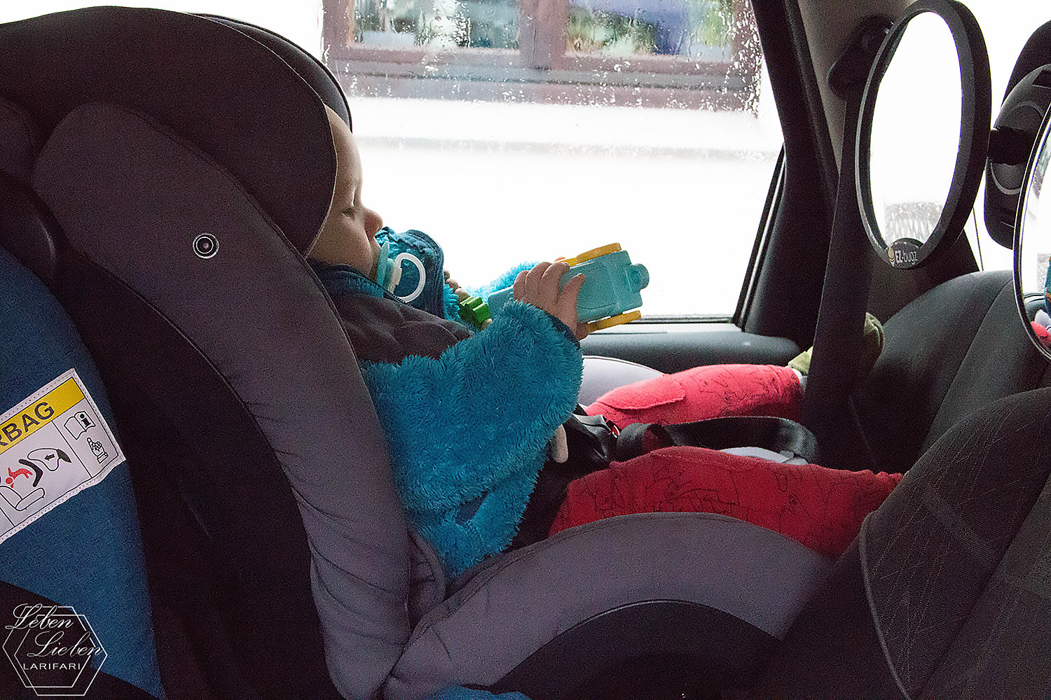 Jona im Auto – ganz entspannt