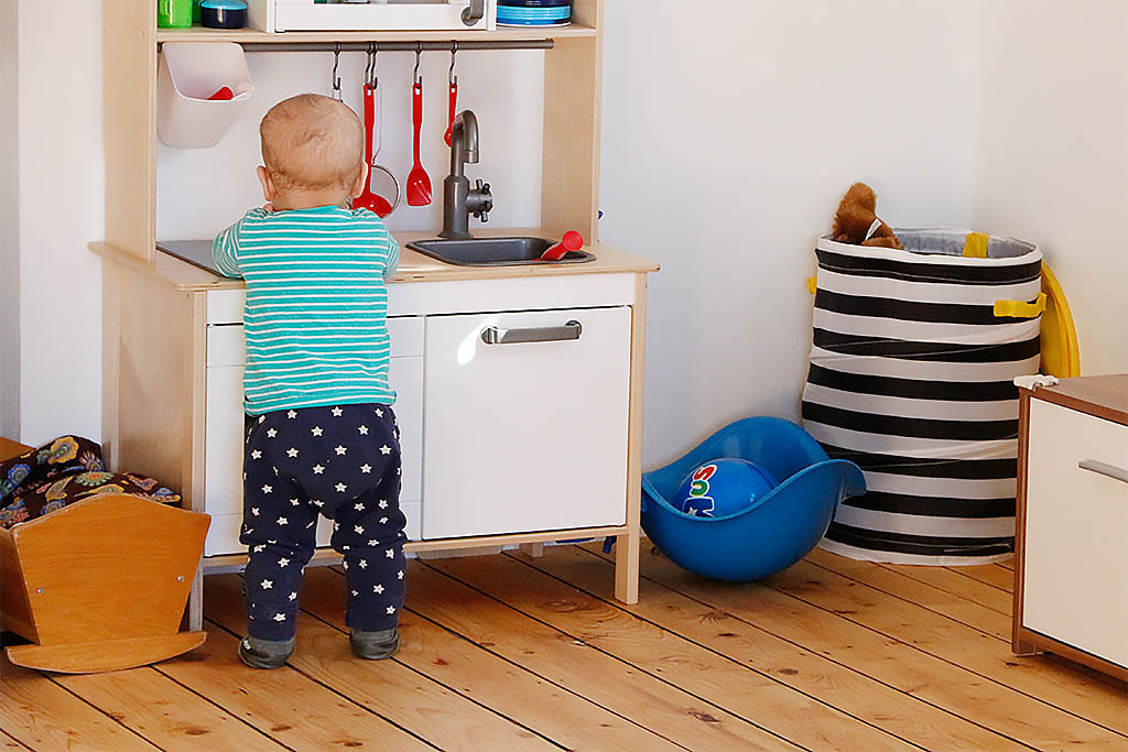 Baby spielt an der Kinderküche – gehört zu unserer Routine am Nachmittag Baby spielt an der Kinderküche - gehört zu unserer Routine am Nachmittag
