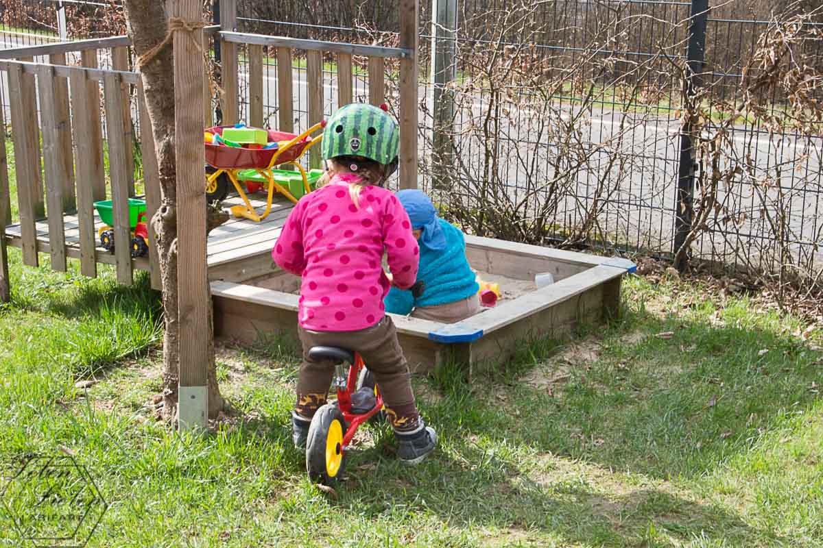 die Kinder spielen im Garten die Kinder spielen im Garten