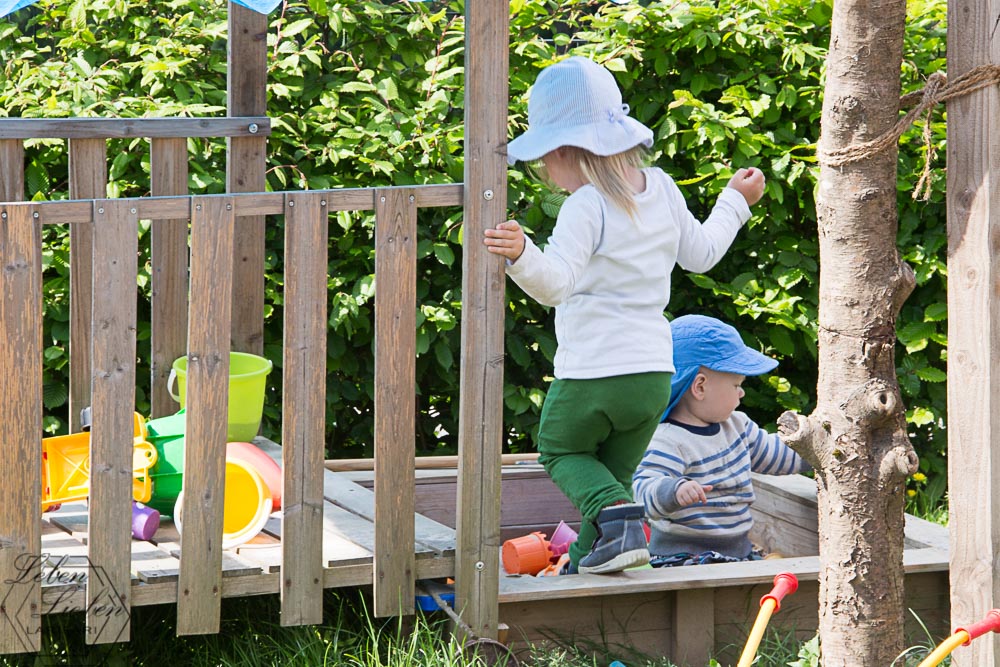 die Kinder im Garten