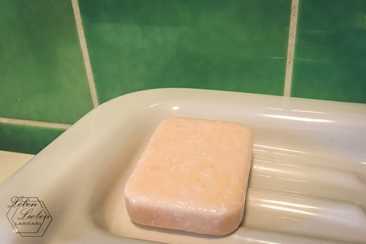 Duschen: Haare waschen mit festem Shampoo