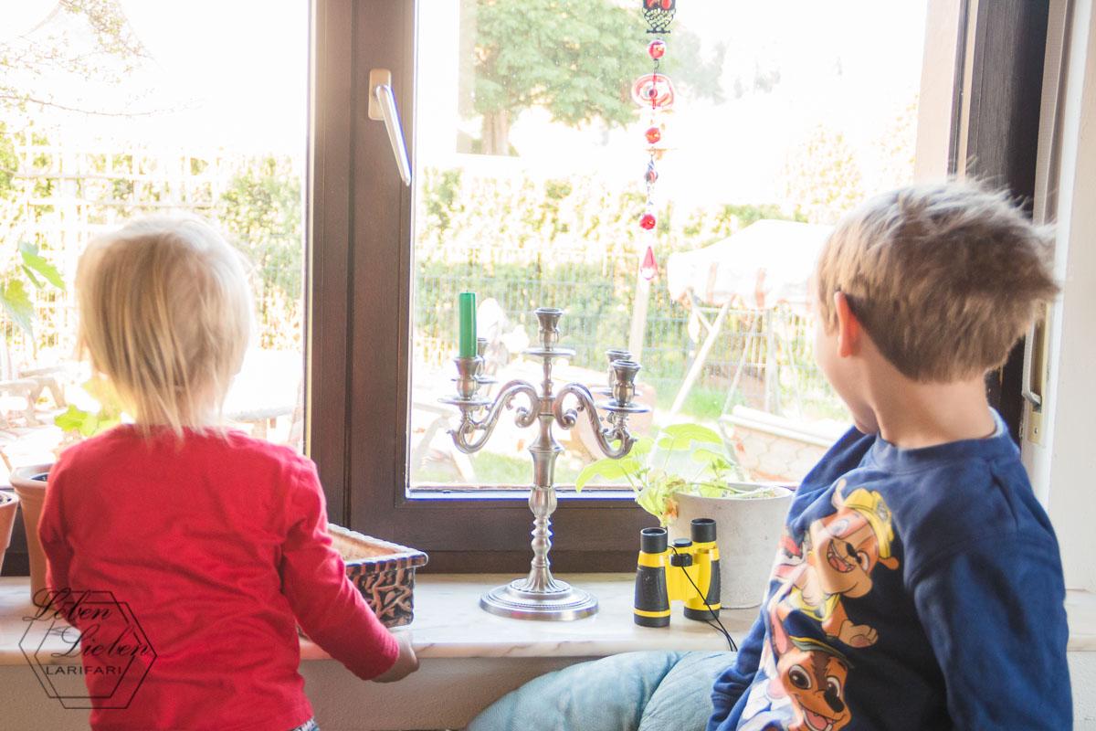 Ostersonntag: Die Kinder entdecken schon von drinnen die Eier