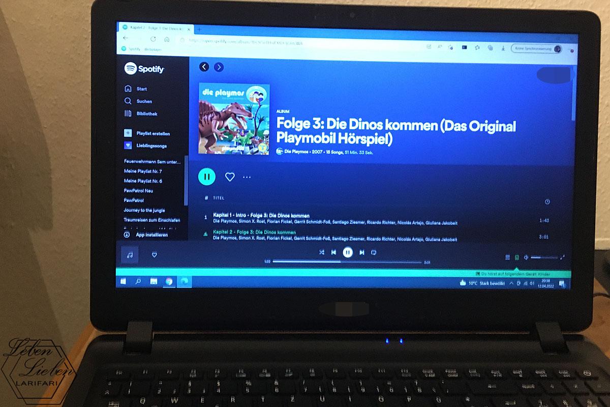 Offener Laptop mit Spotify und einer Geschichte von "Playmos"
