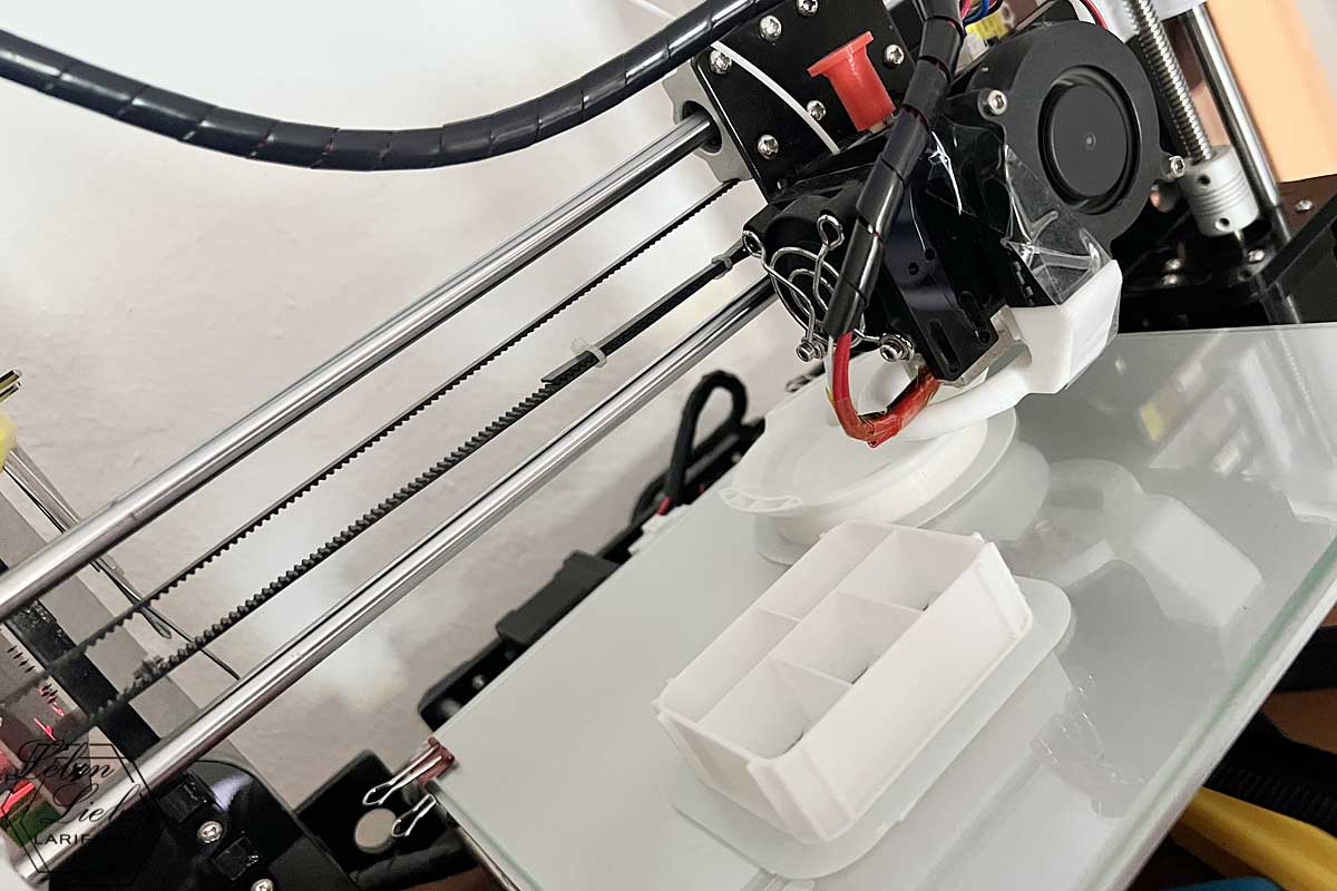 3D-Drucker druckt 2 Teile