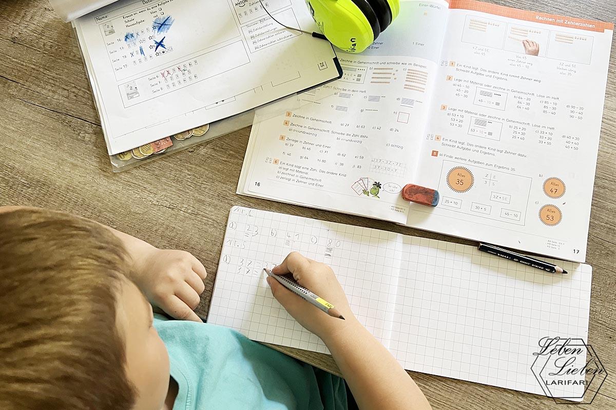 Kind sitzt vor den Mathe-Hausaufgaben