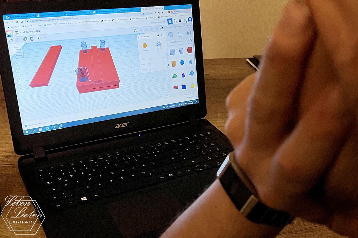 Mann erstellt am Laptop eine Druckdatei für den 3D-Drucker