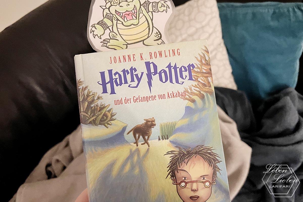 Buch "Harry Potter und der Gefangene von Askaban" mit Bowser Lesezeichen vor der Couch