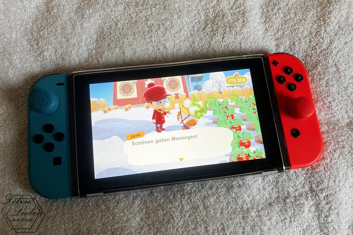 Es ist eine Nintendo Switch mit dem Spiel "Animal Crossing" zu sehen