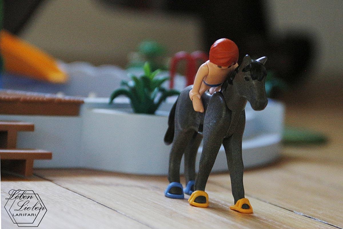 Playmobil Männchen auf einem Pferd