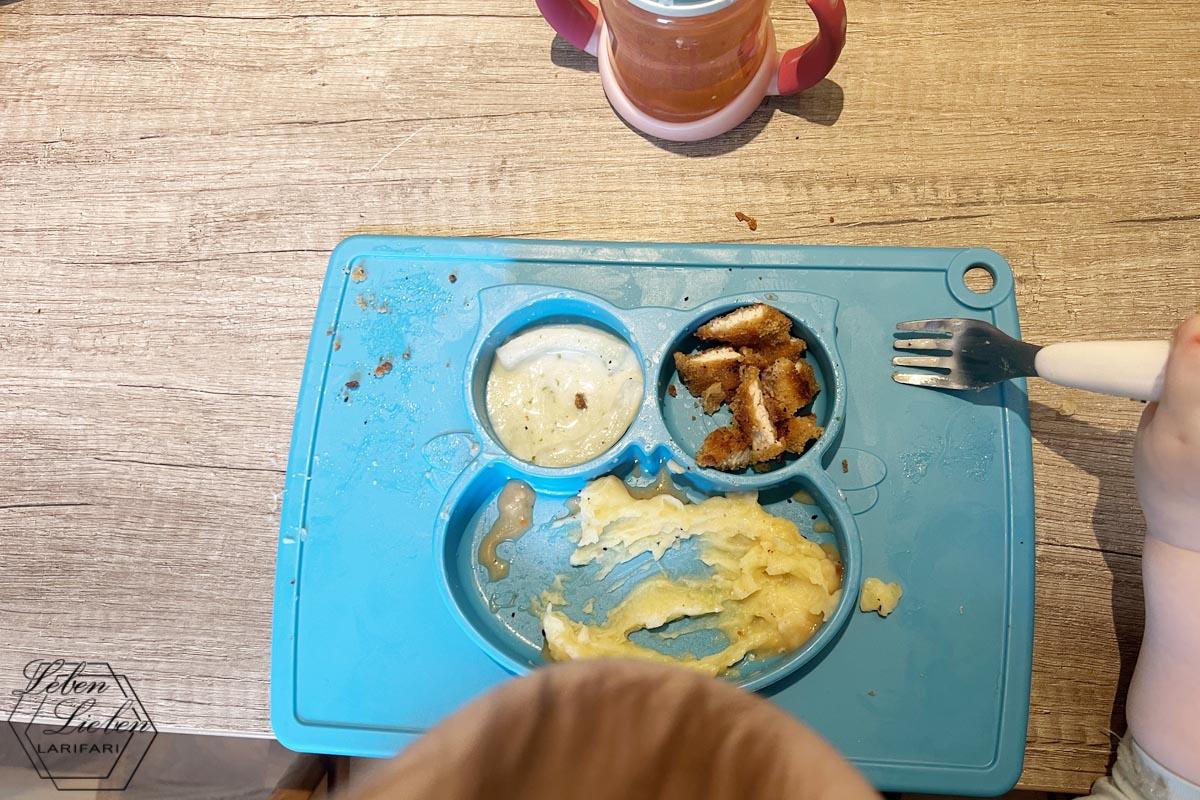 Der Teller in Eulenform eines Kleinkindes: Kartoffelpüree, Kohlrabi und Schnitzel