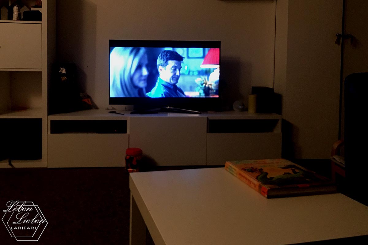 Ein Wohnzimmer, auf dem TV läuft "Ozark"