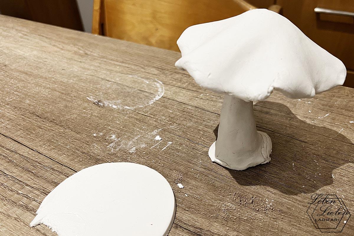Ein Pilz aus weißer Modelliermasse steht auf dem Tisch