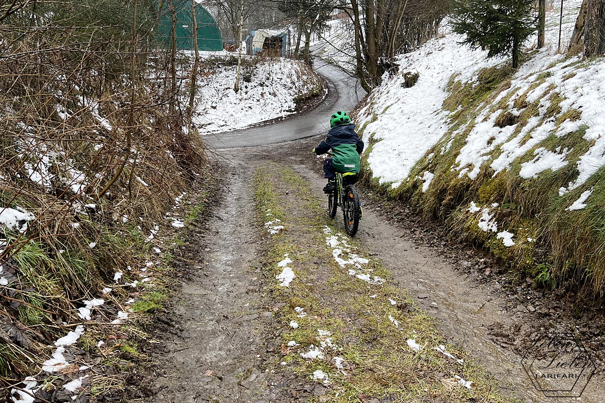Ein Kind fährt mit dem Fahrrad einen Hügel herunter
