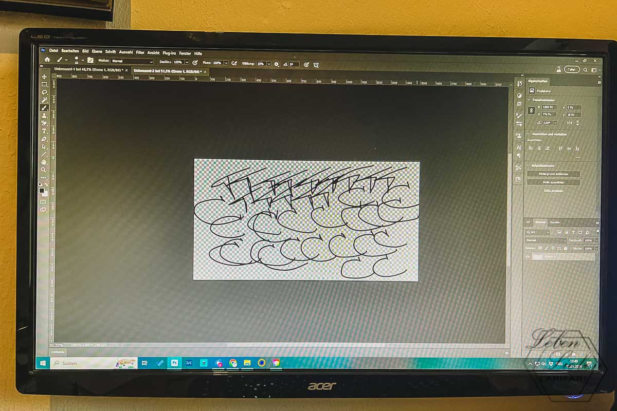 Ein Computerildschirm mit geöffnetem Photoshop, darauf ein Arbeitsblatt mit vielen handschriftlichen "T" und "C".