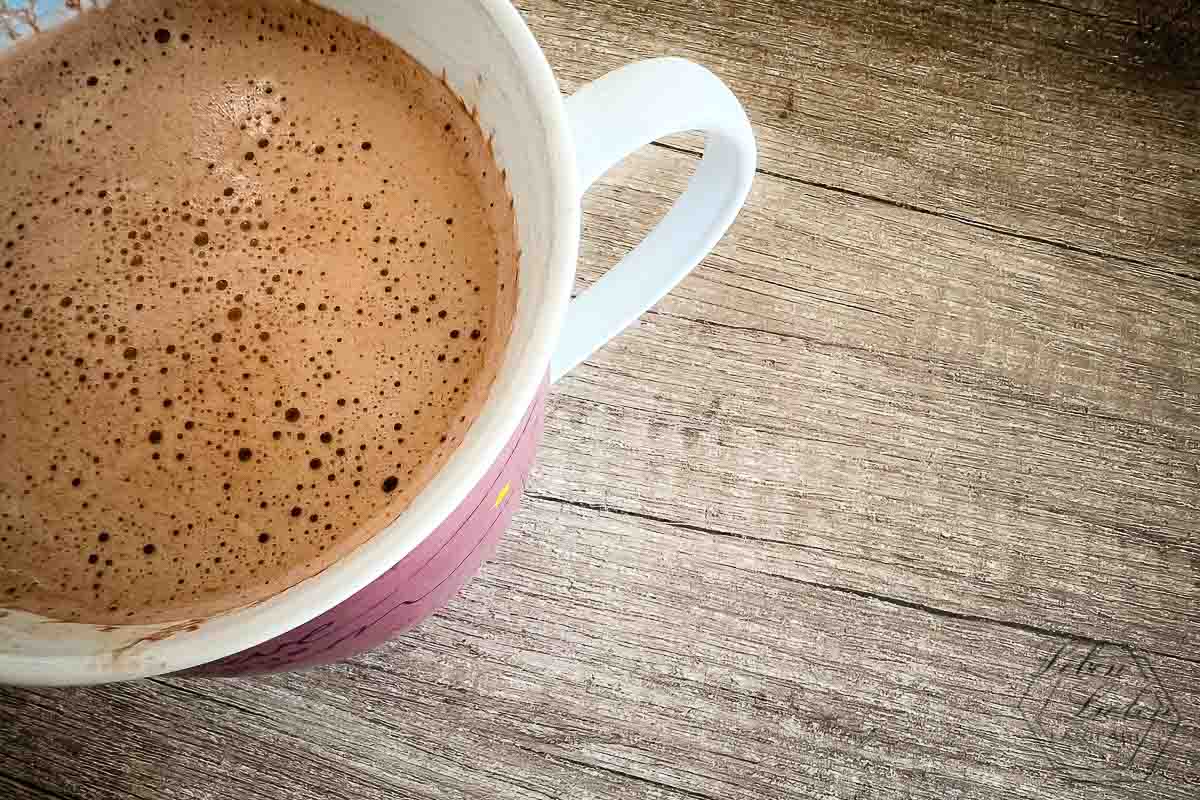 Eine Tasse Cappuccino auf dem Tisch